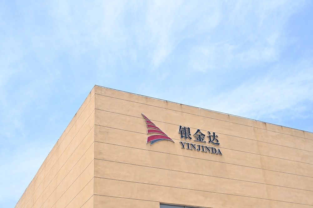 《河南日报》结合《大河财立方》刊文1XBET官网董事长闫银凤《这些豫企相当潮丨河南1XBET官网控股集团有限公司：若何将“一米宽”做到“千米深”》专题访谈