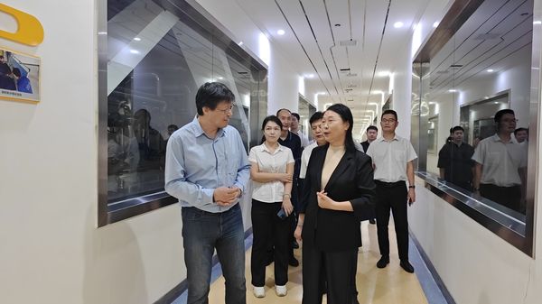 河南证监局党委书记、、、局长李钢一行莅临公司调研领导